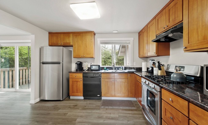 Kent House | RentonKent-EntireUpperUnit Duplex w/Private Deck