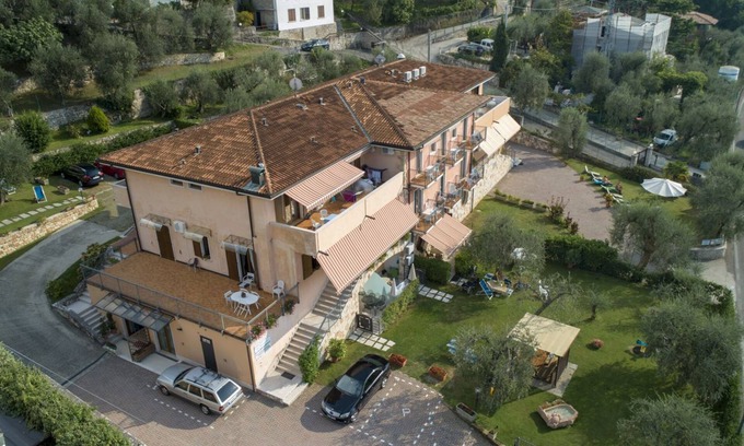 Magugnago Apartment | Residence Villa Margherita studio apartment ground floor