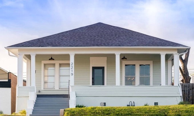 Austin Ave. House | Restored 1930s Uptown Bungalow 2 min. to Magnolia Silos