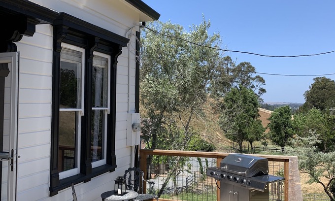 Petaluma House | Restored farmhouse with acres of privacy