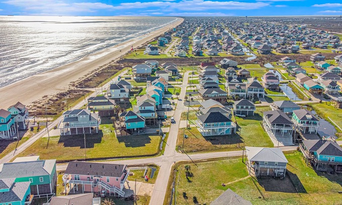 Port Bolivar House | Retreat | Steps to Beach | Large Deck | Family Fun