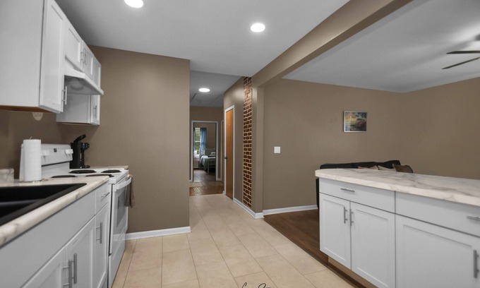 Waukegan House | Retro 2Bedroom Apartment Near Navy Base,Casino And Six Flags