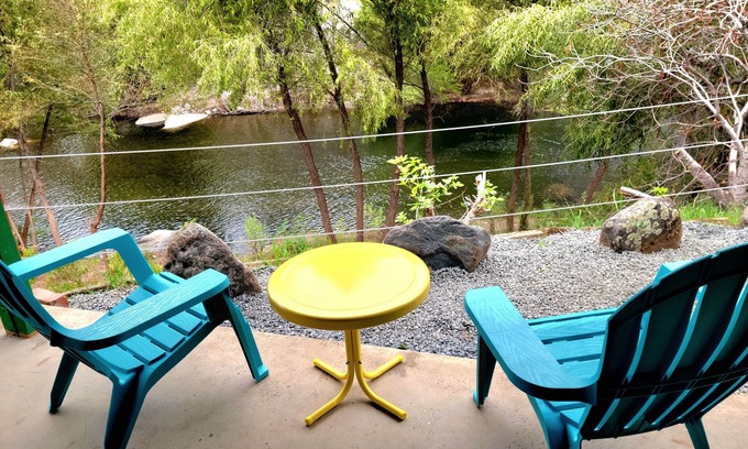Three Rivers House | Retro River Casita -Waterfront, BBQ, Gameroom, Views 😍, 1 min to Sequoia Gate.