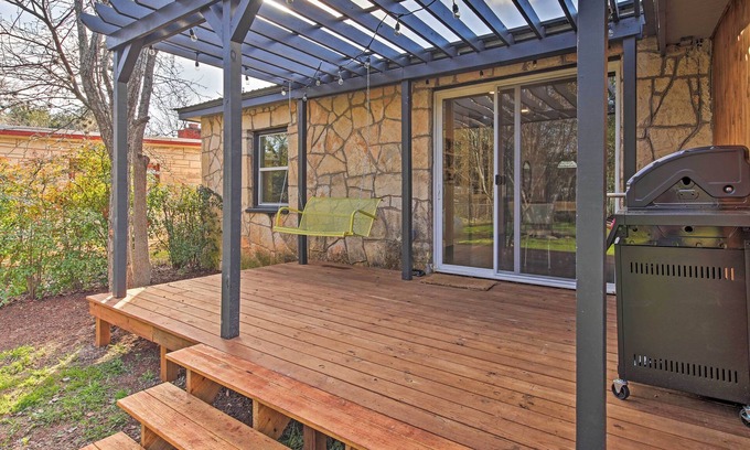 Blanco Cottage | Retro Updated Blanco Abode - Steps to Main Street!