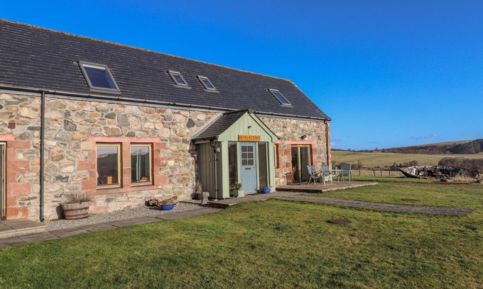 Fortrose Cottage | REYFLAT BARN, family friendly, with a garden in Rosemarkie