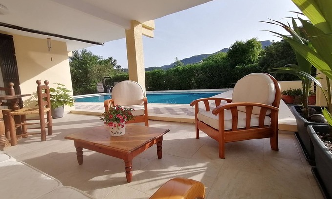 Alzira Apartment | Rez-de-chaussée Indépendant Dans Belle Villa , Quiétude Assurée!