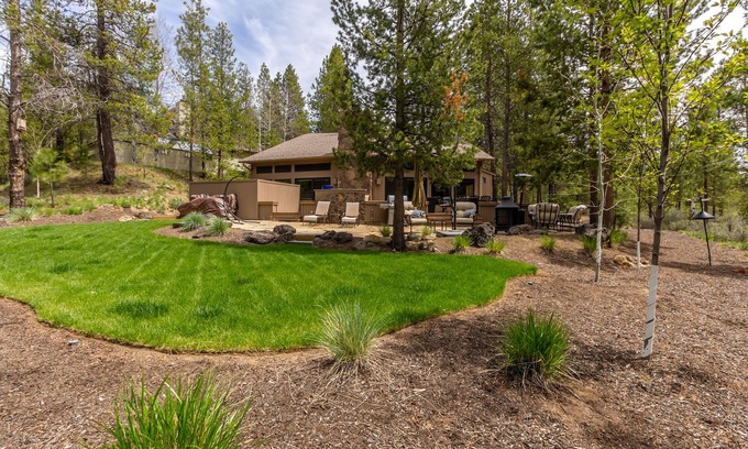 Overlook Park House | RHOD12 - Dreamy Backyard, Hot Tub, Sharc Passes for 2025 - RHOD12