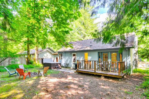 Mount Hood Village House | Rhododendron Retreat with Hot Tub Steps to River!