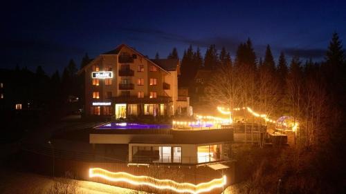 Yablunytsya Hotel | Rich OAK - готель з відкритим панорамний басейном
