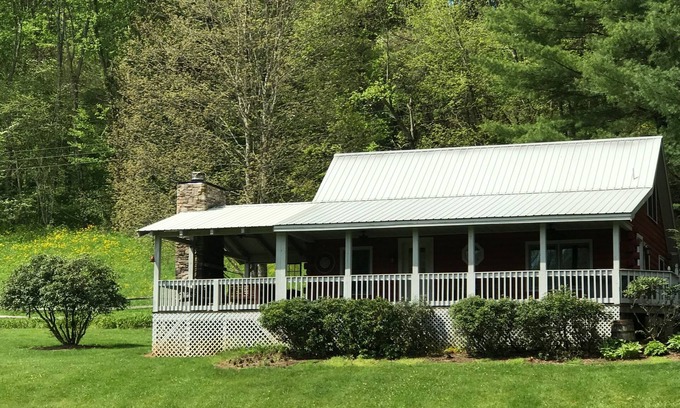 Creston House | River Front Cabin with Cozy Comfort and Mountain View