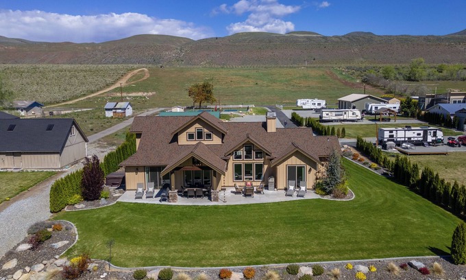 Ardenvoir House | River Pickleball Retreat with Dock