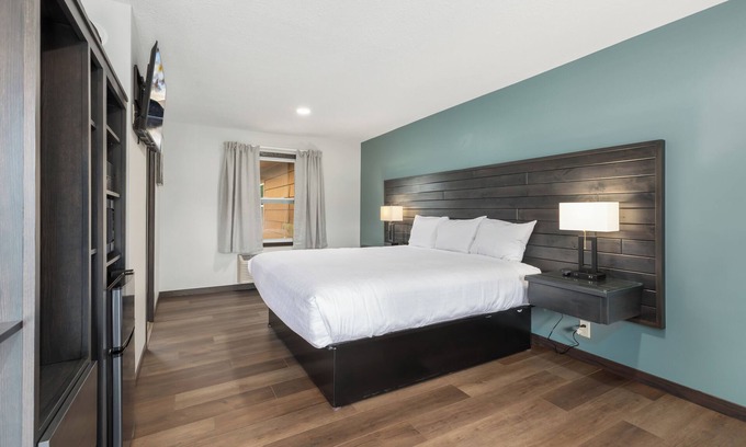 Aitkin Hotel | River View | Modern Lodge | WiFi | Pets OK!