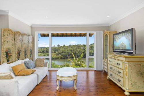 Lane Cove West House | River View Oasis: Spacious 3-Bed House with Pool