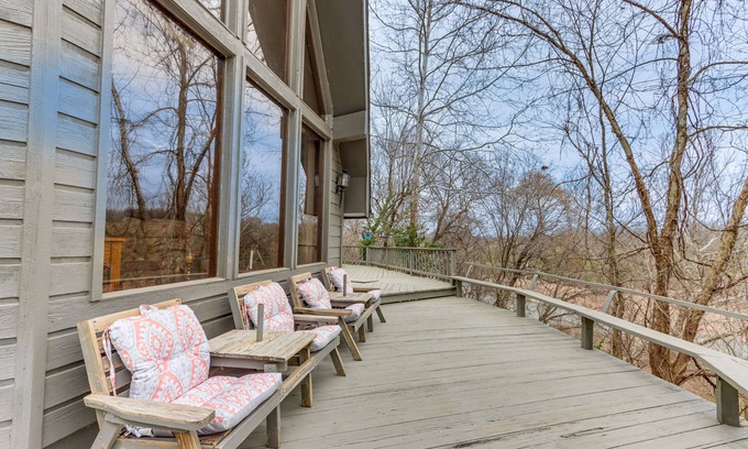 Treece House | Riverfront Baxter Springs Home w/Deck & Grill!