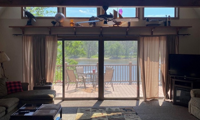 Harpers Ferry House | Riverfront Cabin with Access to Dock and Mississippi