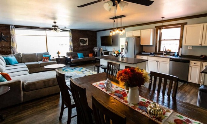 Ohiopyle House | Riverfront Trailside Hotel Minutes to Fallingwater 3Bdrm/2 Bath Suite