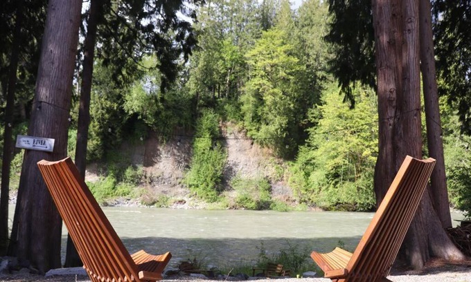 Granite Falls House | Riverfront w Cedar Hottub, Sauna, Movie Theatre