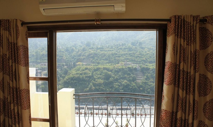 Srinagar Hotel | Riverside Resort