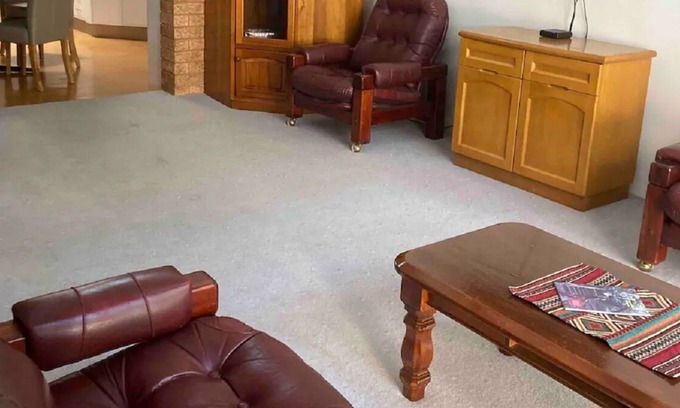 Oaks Estate House | Riverside Restn3 Bedrooms, 8 Guests