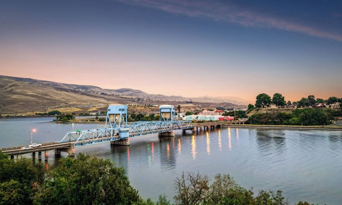 Clarkston House | Riverview Home - walking trails - convenient location