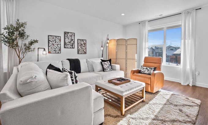 Mountain Green House | Roam Ski Den R5949|Ski Retreat|Spacious Family Loc