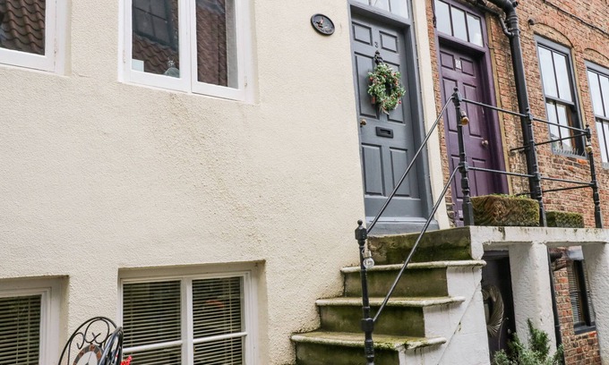 Whitby Apartment | ROBINS NEST, pet friendly, character holiday cottage in Whitby