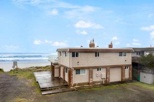 Rockaway Beach House | Rock Candy by AvantStay Beachfront Views Patio Walk to Rockaway Beach