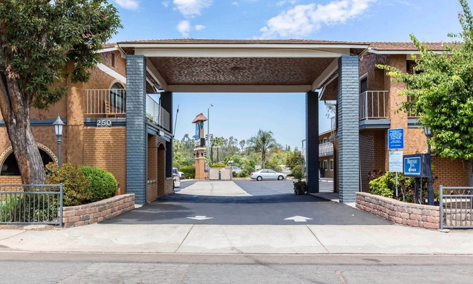 North Broadway Hotel | Rodeway Inn Escondido Downtown