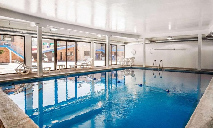 Lyons Hotel | Rodeway Inn Lyons - La Grange