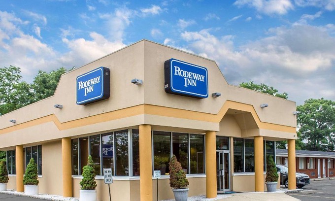 Ronkonkoma Hotel | Rodeway Inn MacArthur Airport