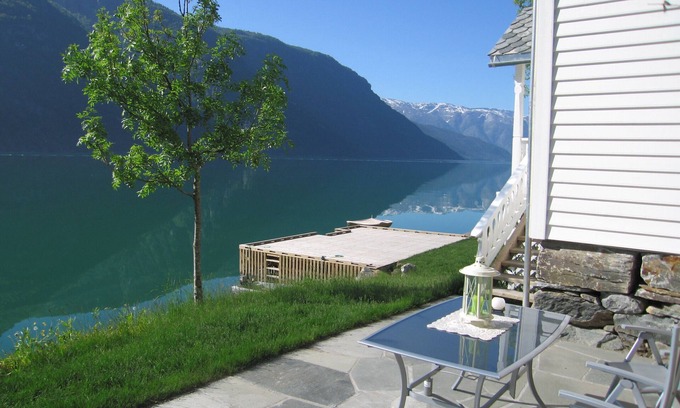 Ulvik House | Romantic and secluded resort right on the edge of the pristine Osafjorden.