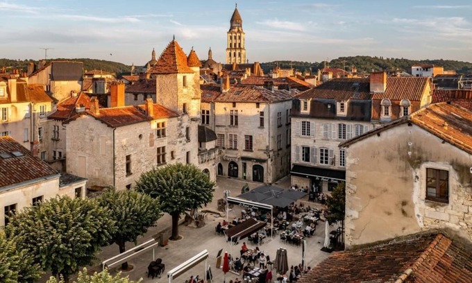 Perigueux Apartment | Romantic Escape Guaranteed: Discover Our Chic & Balneo Love Room