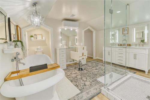 McQueeney House | Romantic Getaway Hideout | Soak, Sip, and Relax