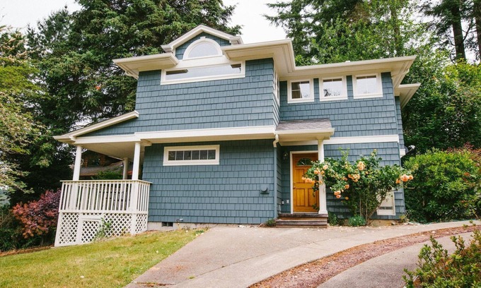 Home Cottage | Romantic getaway this fall on the water!