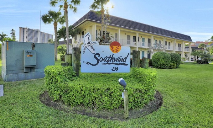 Marco Island Condo | Romantic getaway w/ heated pool & brief walk to beach