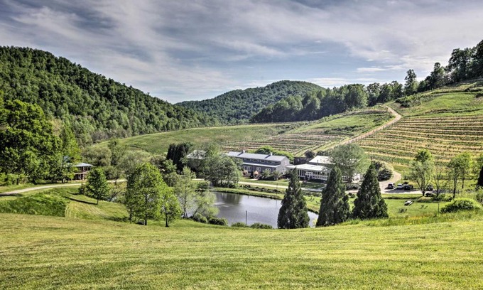 Faber House | Romantic Log Cabin Escape on Delfosse Winery!