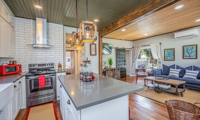 Roslyn House | Romantic Roslyn Getaway-Spa-GmRm-PetsOk w/365 Signature Pkg