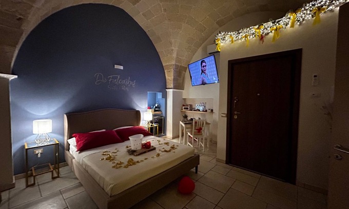 Centro Storico House | Romantic Spa Suite with Jacuzzi – Historic Pulsano Escape