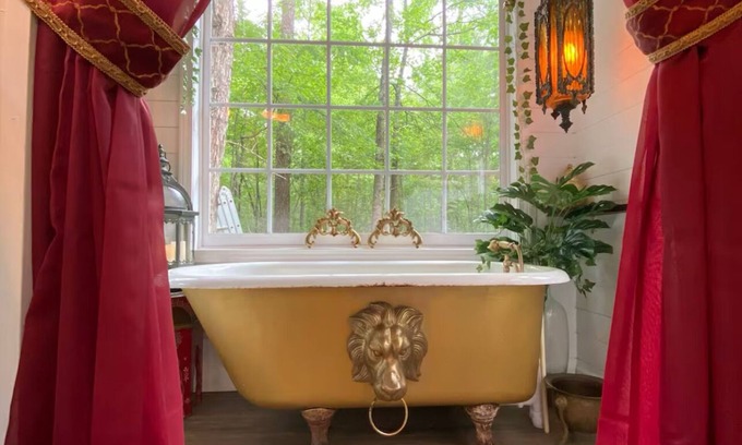 Lake Oconee Cabin | Romantic Tiny House for Two w/Clawfoot Tub Near Lake Oconee