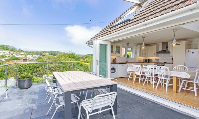 Braunton Cottage | Rooftops, Sleeps 8 | Hot Tub*, Views & Log Burner