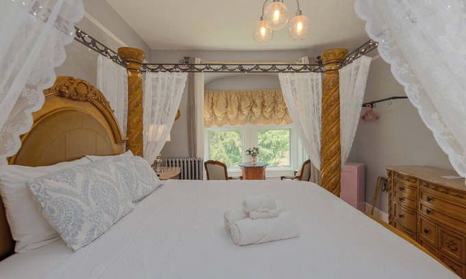 Warwick House | Room 2 at The Warwick Inn – Cozy Elegance in the Heart of Town