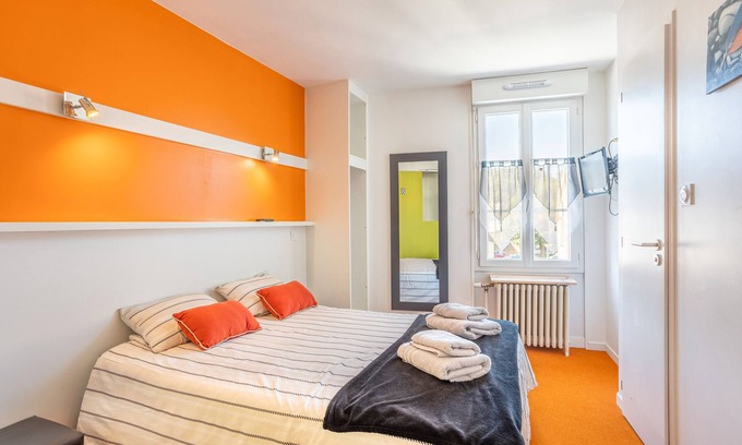 Saint-Vincent-Sterlanges Apartment | Room 'Double - No.08' with Wi-Fi
