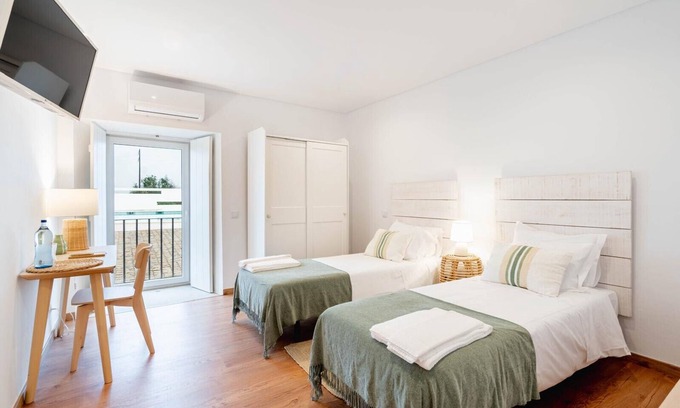 Fortios Apartment | Room 'Familiar' with Shared Pool, Wi-Fi and Air Conditioning
