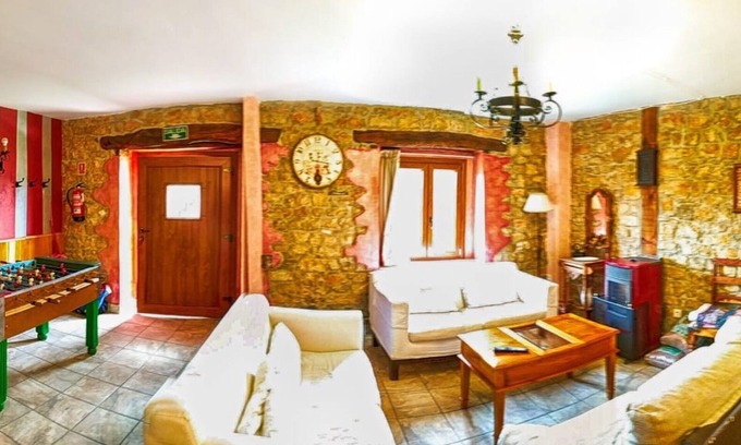 Basconcillos del Tozo House | Room 'Habitación Con Cama Doble' with Mountain View, Shared Garden and Wi-Fi