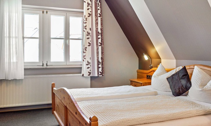 Iphofen Apartment | Room 'Lutz - Zimmer 3' with Shared Terrace, Shared Garden and Wi-Fi