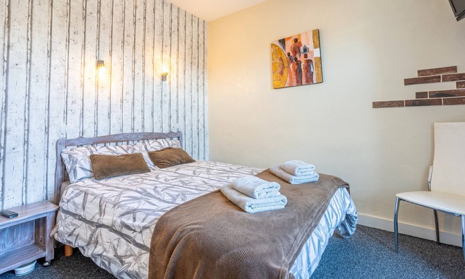 Saint-Vincent-Sterlanges Apartment | Room 'N°11' with Wi-Fi