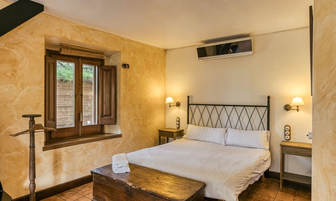 Pujals dels Pagesos Apartment | Room 'Ponent' with Shared Pool, Wi-Fi and Air Conditioning