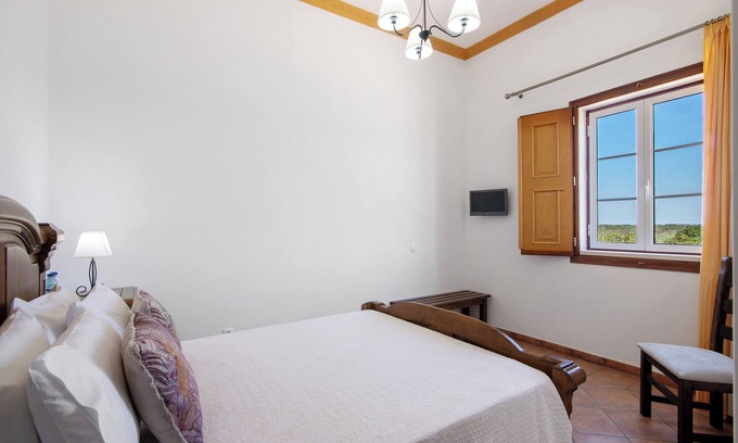 Espirito Santo Apartment | Room 'Quarto Salmão - Countryside View' with Shared Pool, Wi-Fi and Air Conditioning