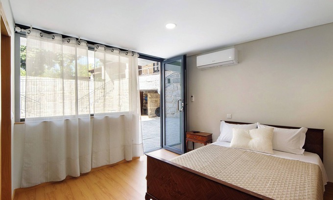 Rossas Apartment | Room 'Quarto 1' with Mountain View, Wi-Fi and Air Conditioning