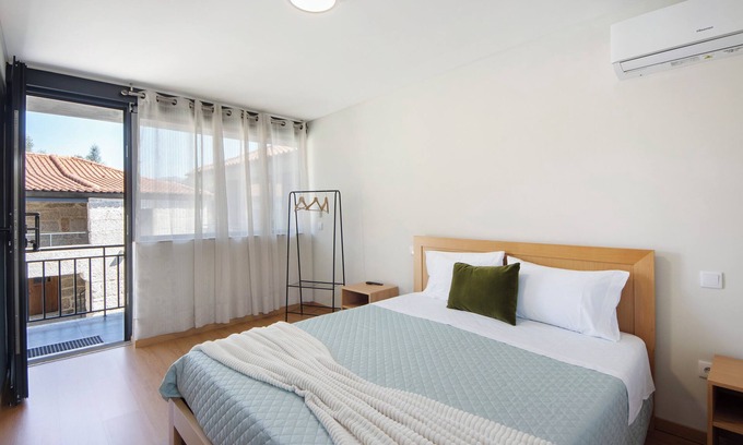 Rossas Apartment | Room 'Quarto 8' with Mountain View, Wi-Fi and Air Conditioning